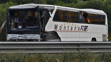 Автобус се удари в спрял в аварийната лента тир на "Хемус", 8 души са в болница