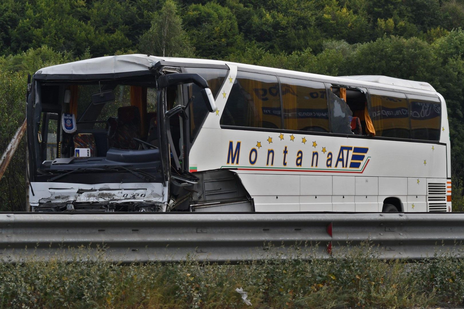 Автобус се удари в ТИР, спрял в аварийната лента, на магистрала „Хемус”