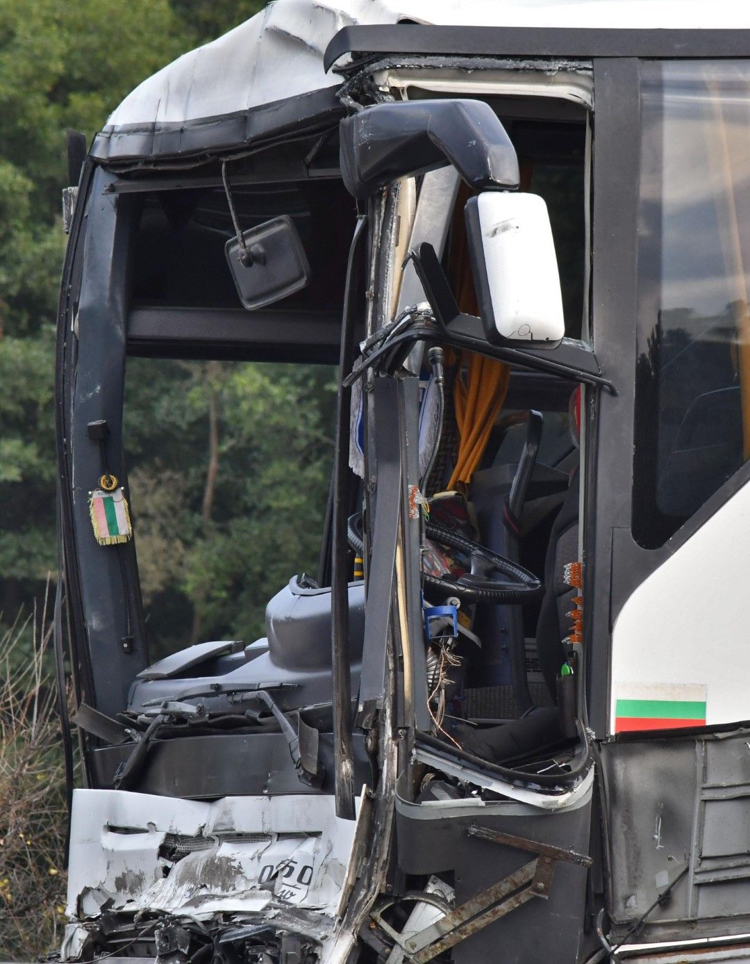 Най-тежко пострадал е шофьорът на автобуса