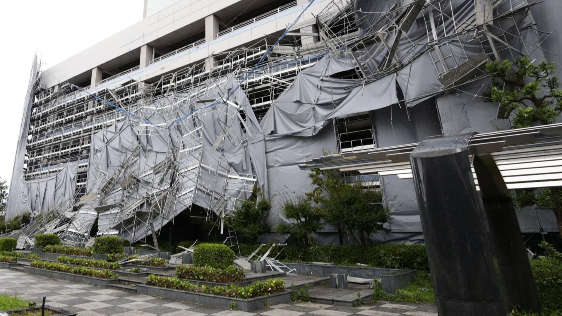 Тайфунът Факсай връхлетял днес района около японската столица Токио отне