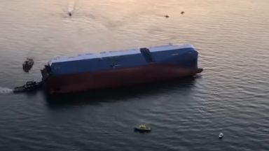 Кораб с автомобили се преобърна край Джорджия (видео)