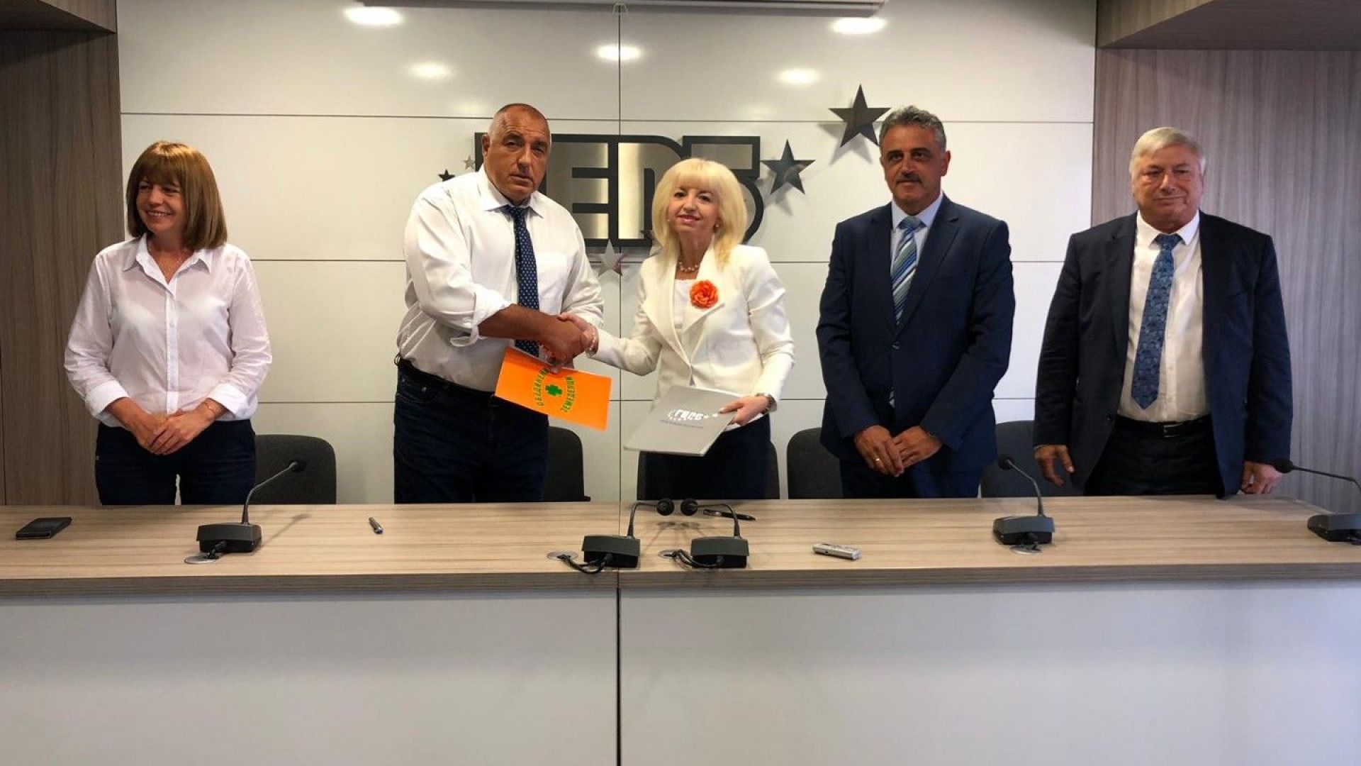 Председателят на ПП ГЕРБ Бойко Борисов подписа днес в Централата