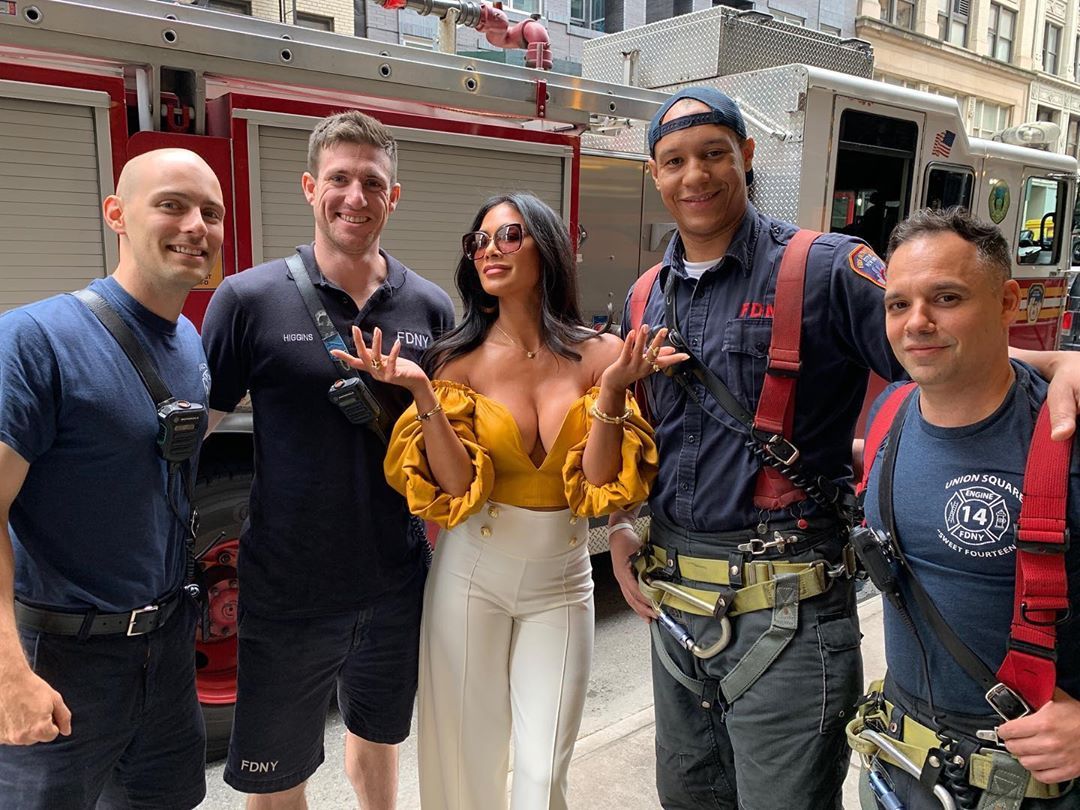Никол с екип пожарникари в Ню Йорк