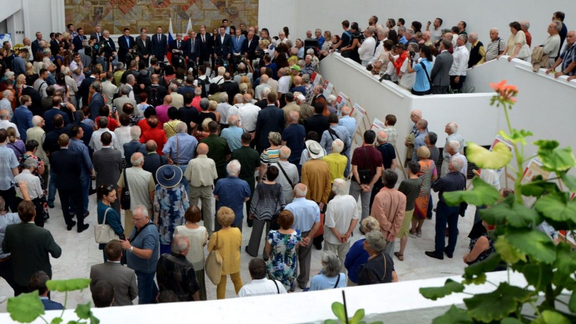 В Руския културно информационен център официалното бе представена изложбата Пътят към