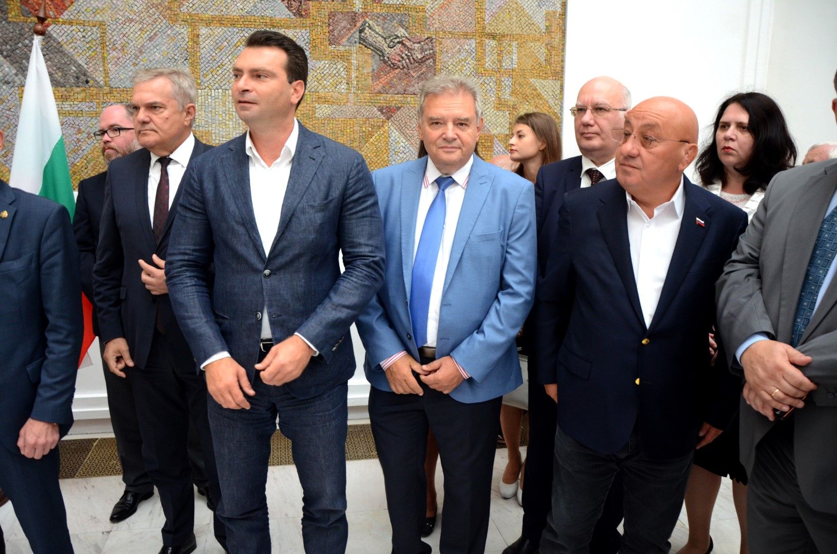 Сред стоящите до руския посланик бе лидерът на АБВ - Румен Петков и  председателят на градския съвет на БСП - София Калоян Паргов