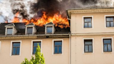 Един човек загина и десетки са ранени при пожар в болница в Дюселдорф