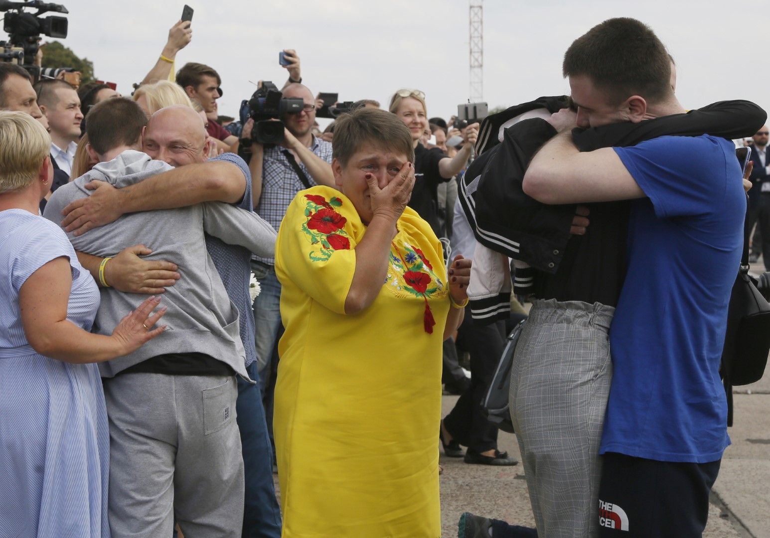 Роднини и приятели приветстват на летището в Киев освободените от Русия арестувани украинци, 7 септември