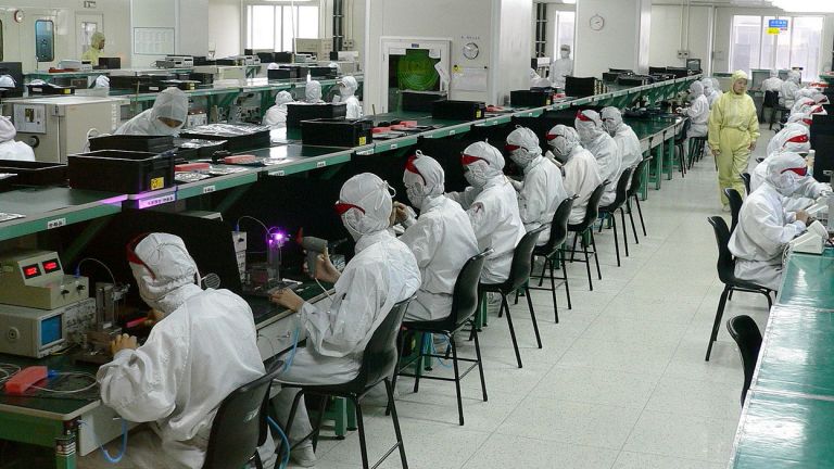 Две фабрики, произвеждащи iPhone, спират производство
