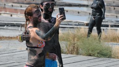 Десетки туристи се лекуват с кал на Поморийското езеро