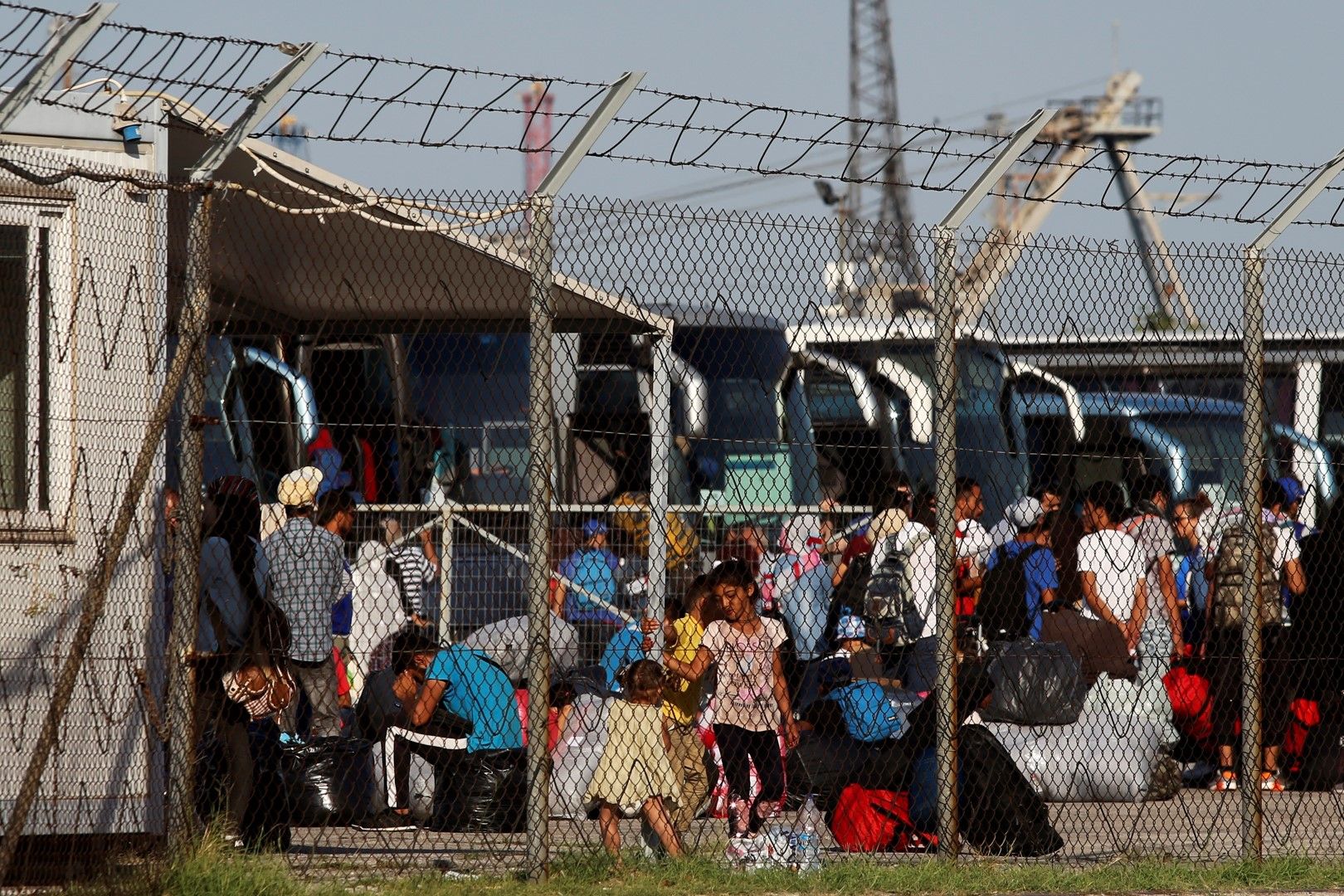 Мигранти от лагера на остров Лесбос пристигат на пристанището в Солун - ще бъдат настанени в новия център Неа Кавала