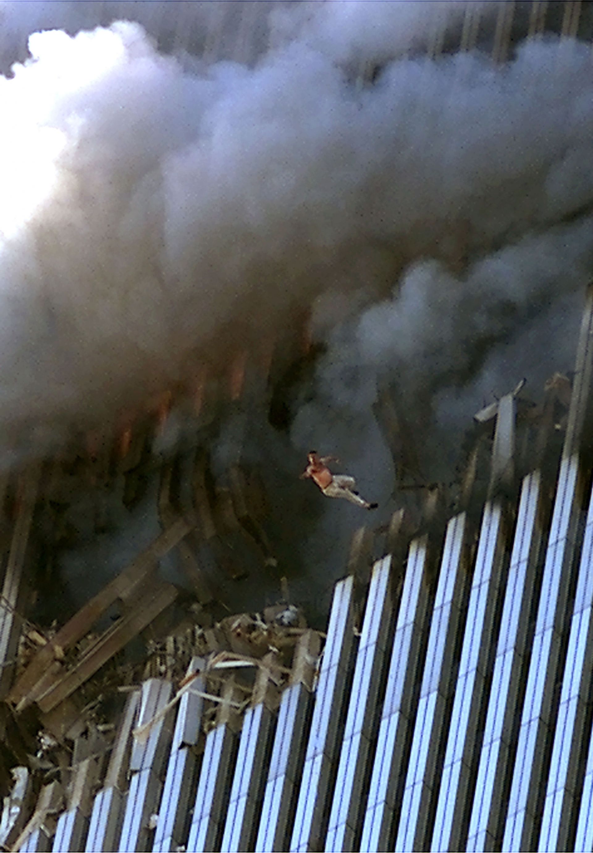 Поне 200 от жертвите скачат от горящите кули на Световния търговски център