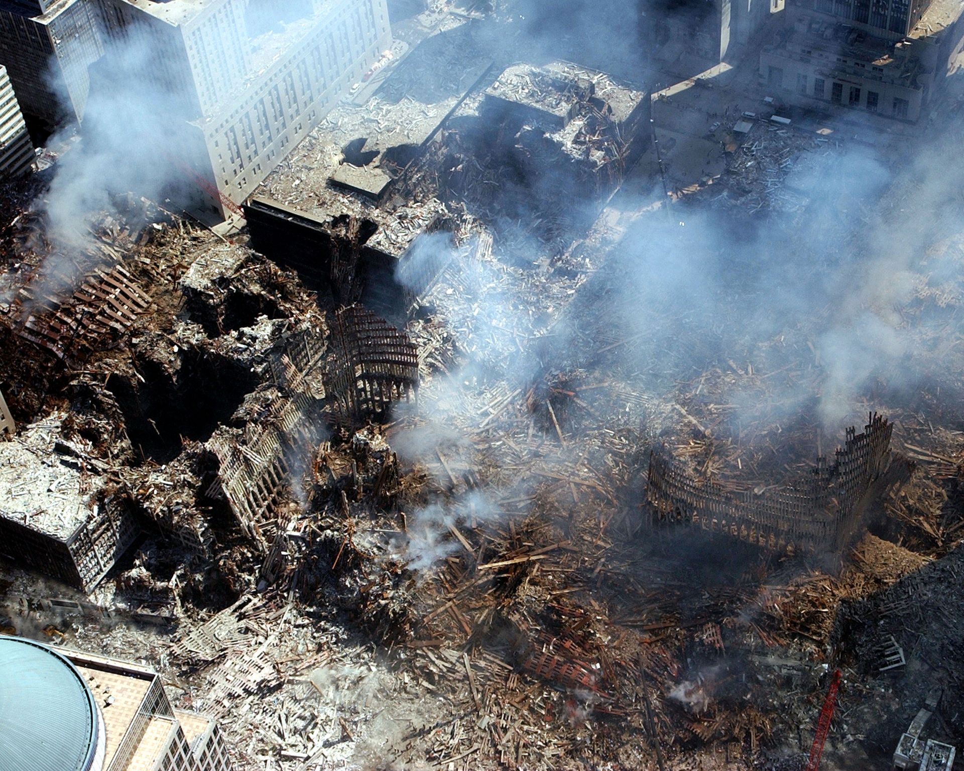 Два от отвлечените самолети бяха умишлено разбити в двете кули близнаци на Световния търговски център в Ню Йорк
