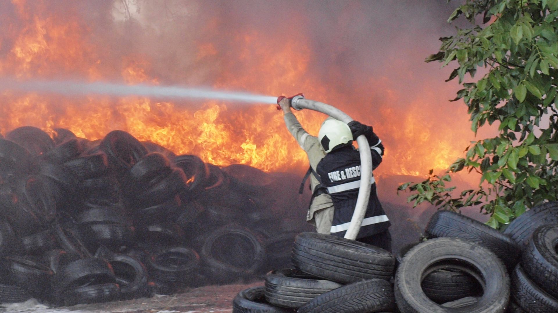 Пожар изпепели тонове гуми и покри с дим Шумен (снимки)