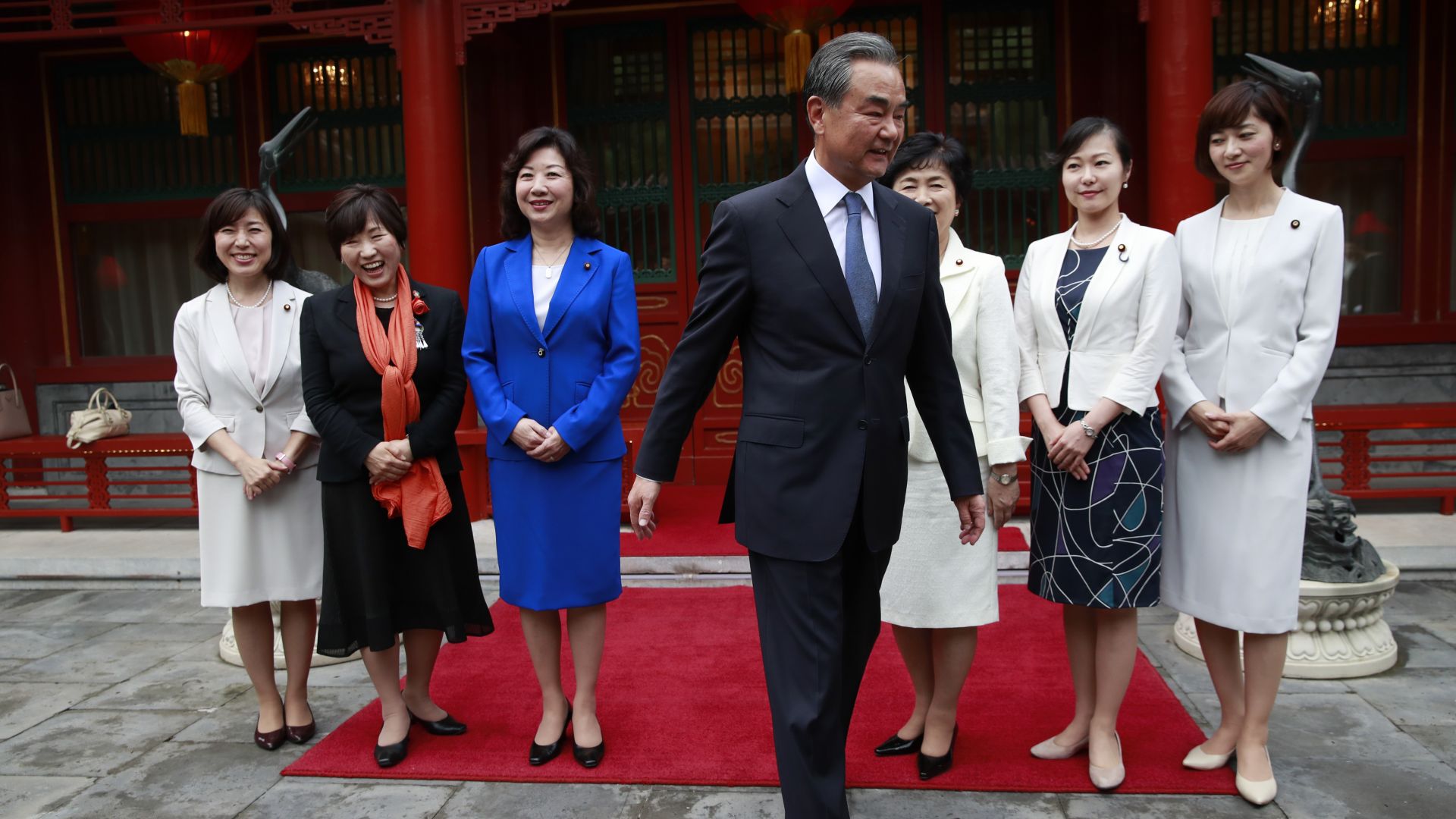 Всички членове на японското правителство връчиха оставките си на премиера