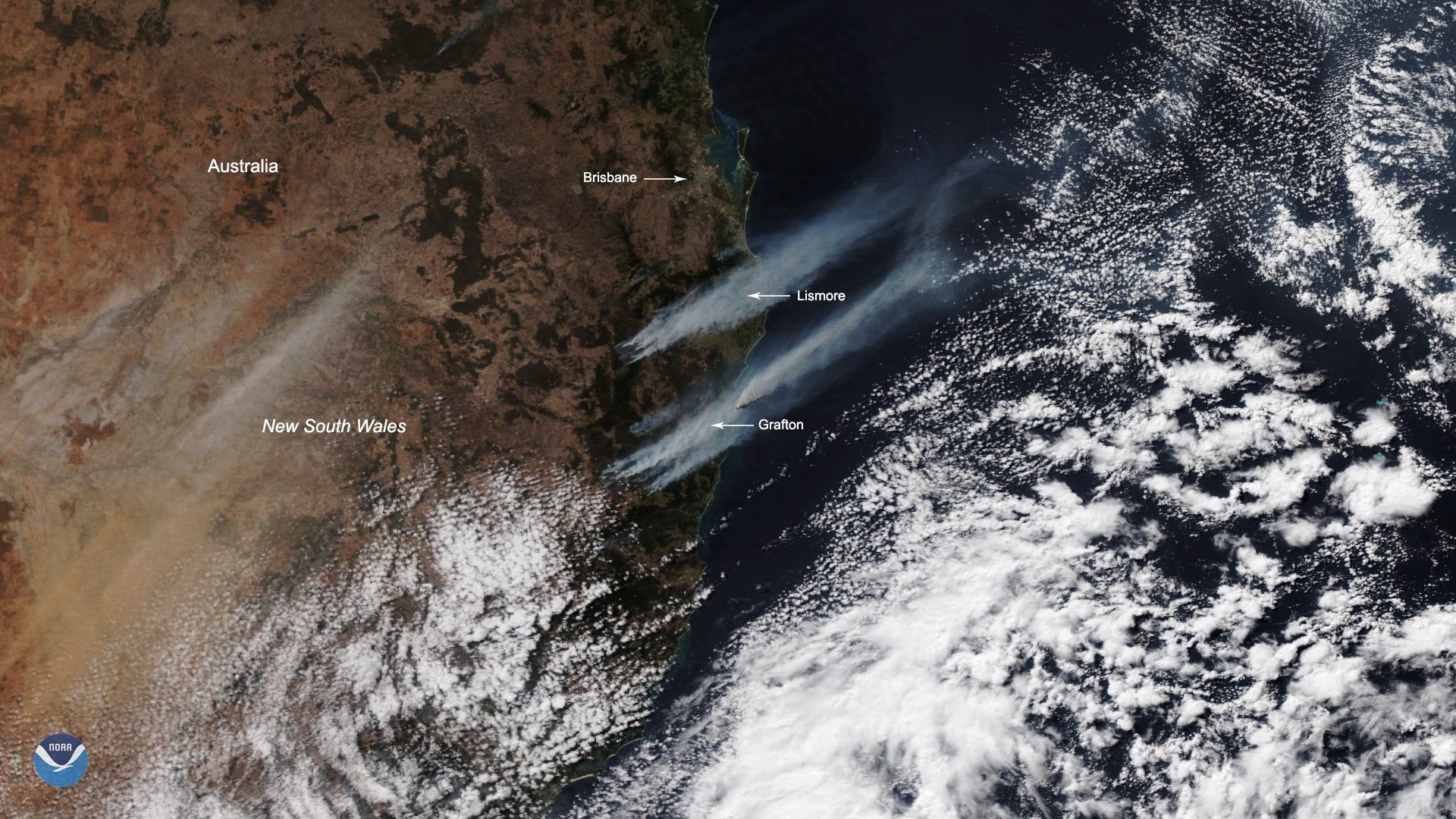 Горят големи площи в източната част на страната, а сателитите на НОАА са заснели огромните димни следи