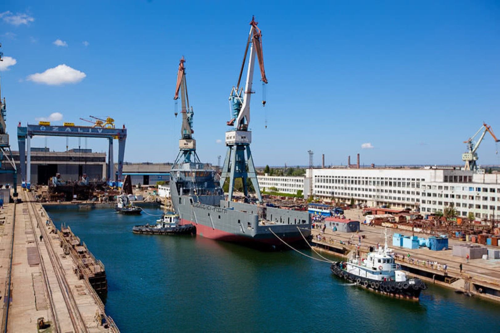 Кораборемонтният завод "Залив" в Керч произвежда плавателни съдове за военни и граждански цели