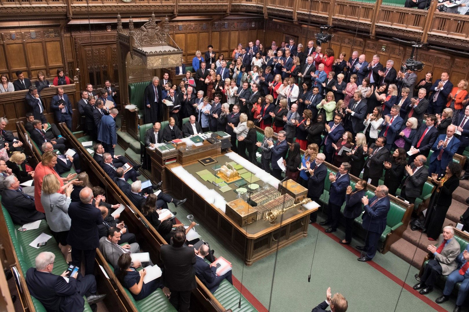 Британският парламент преустанови работата си за пет седмици след решение на премиера Борис Джонсън