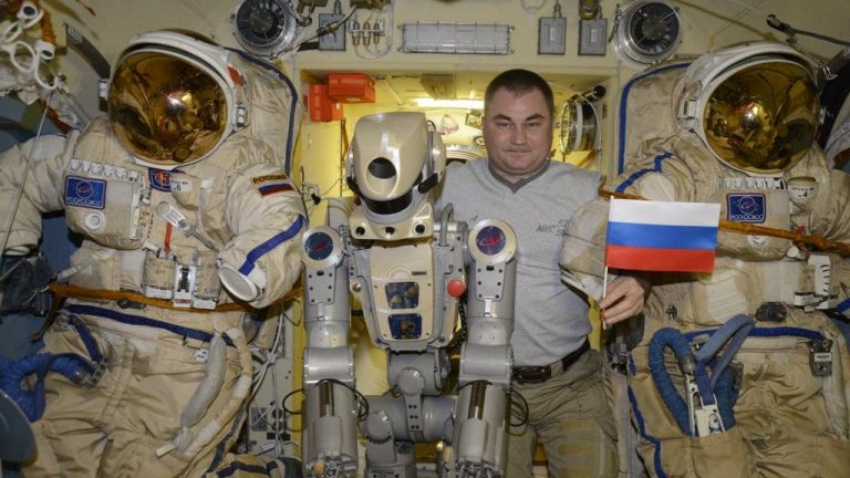 Русия ще заложи на роботите-космонавти