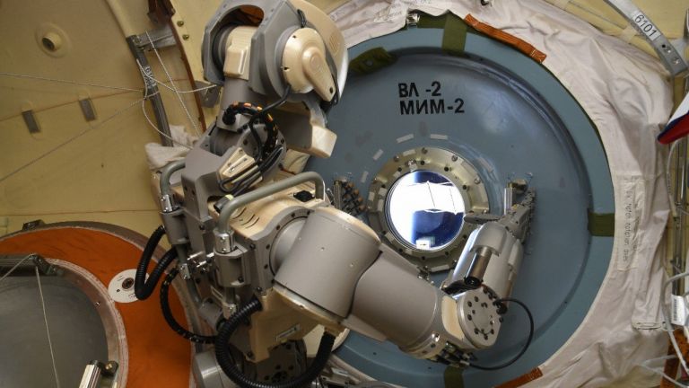 Новият руски космически кораб ще се пилотира от робота "Артьом"