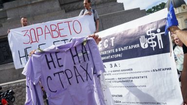 Десетки медицински сестри дойдоха пред парламента, за да кажат "Не на страха" (снимки)