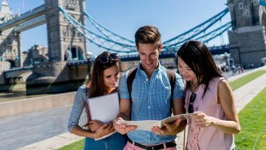 Лондон ще разреши на чуждите студенти да остават 2 г. след дипломирането си