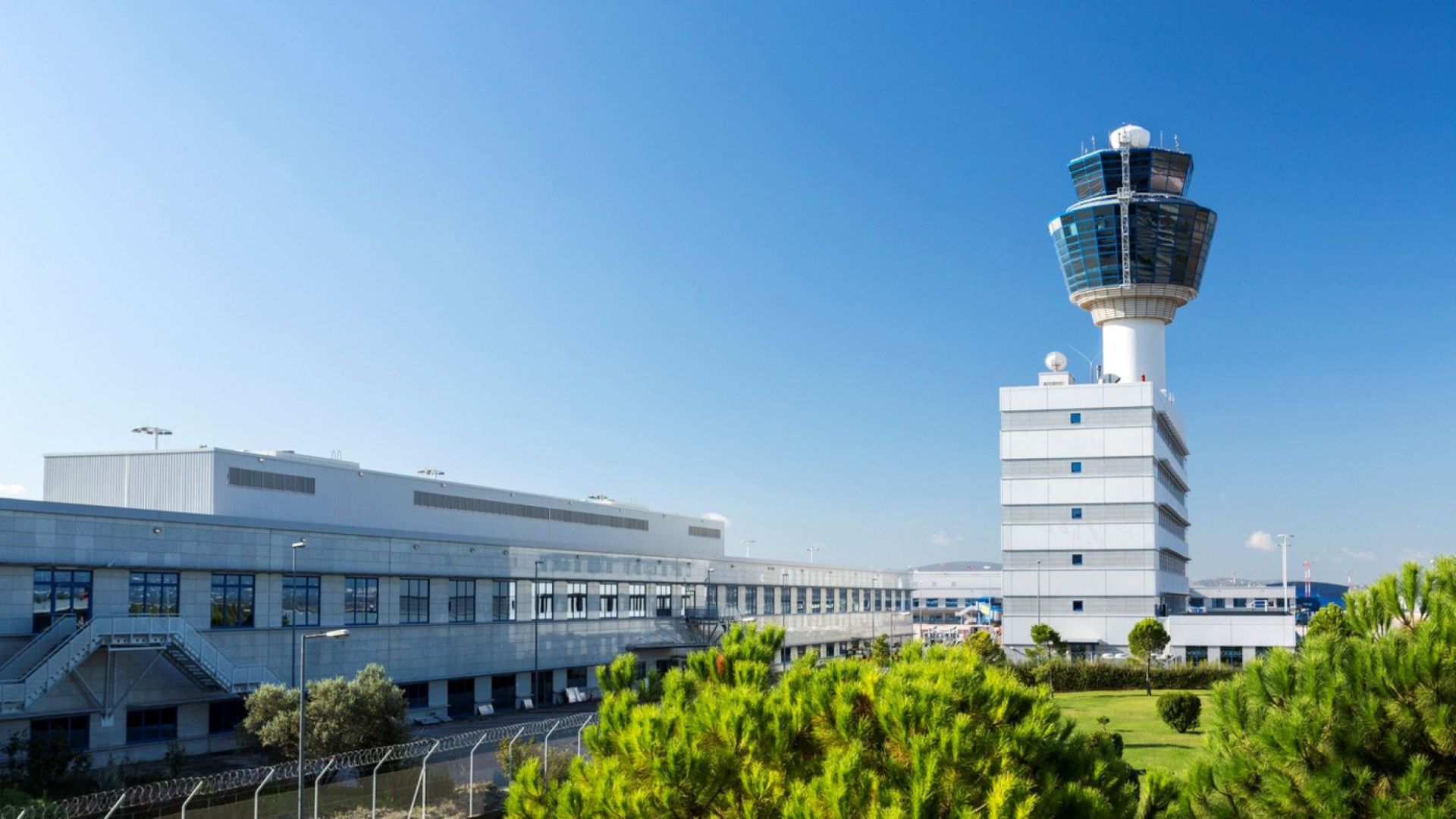 Гръцкото правителство одобри продажбата на 30 процента от Атинското международно летище