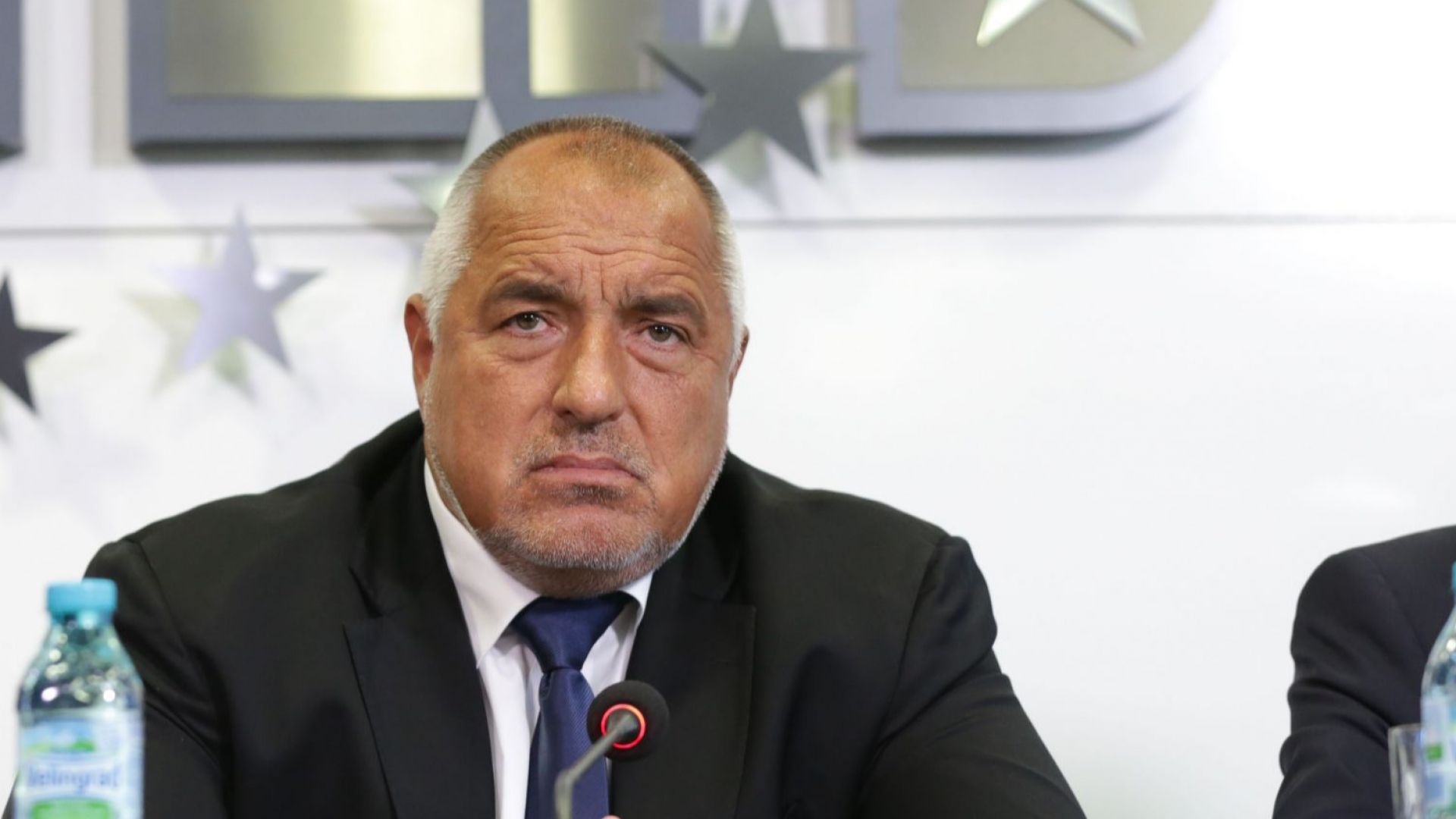 Когато дойдат избори има цели щабове които мислят каква мръсотия