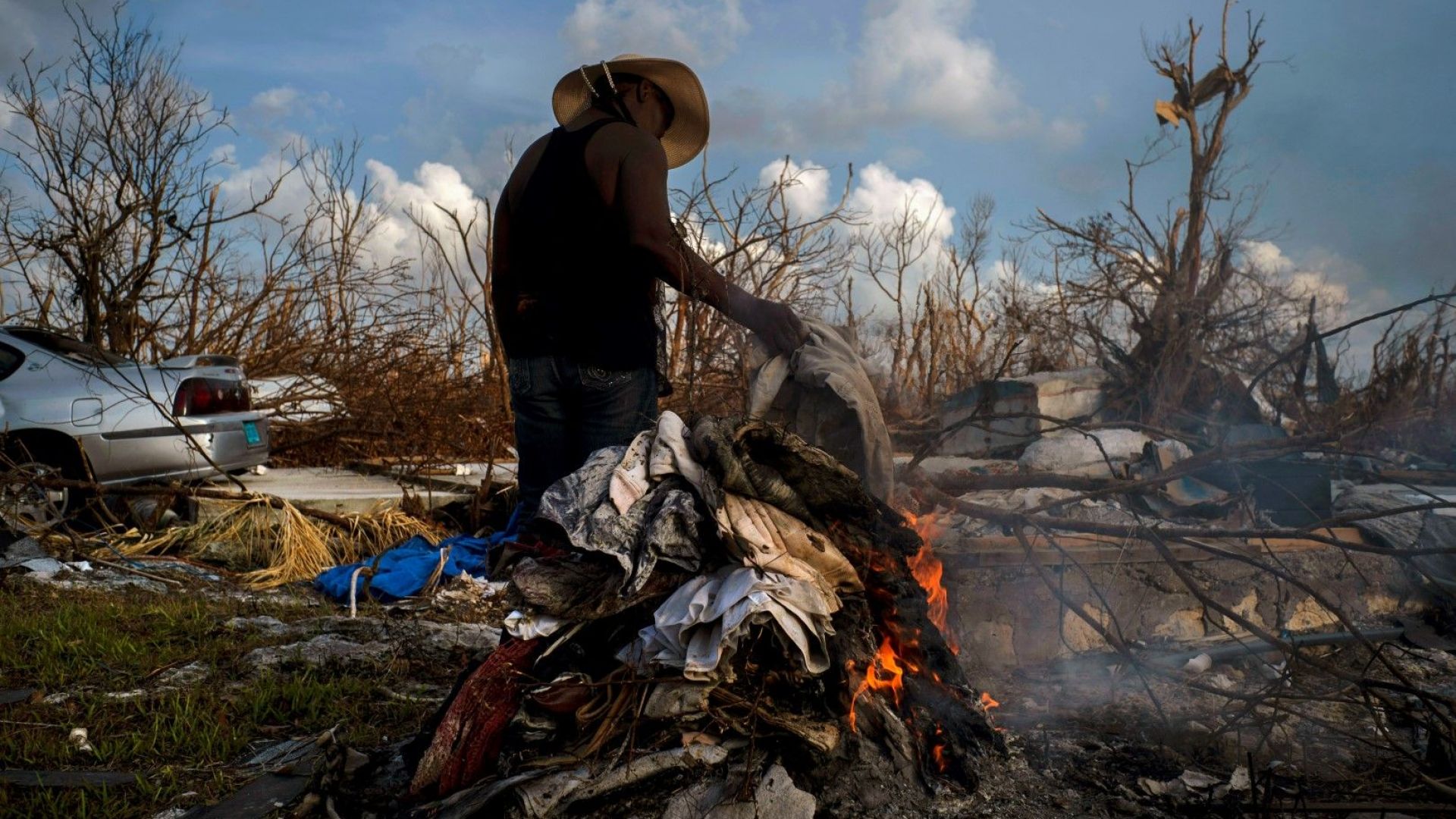Мери Глинтън изгаря дрехи, повредени от урагана Дориан, на  Бахамските острови.