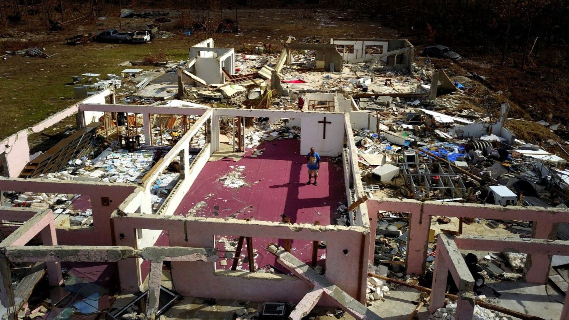  Пастор Йеремия Сондърс измежду руините на неговата черква, която беше разрушена от урагана Дориан на Бахамските острови. 