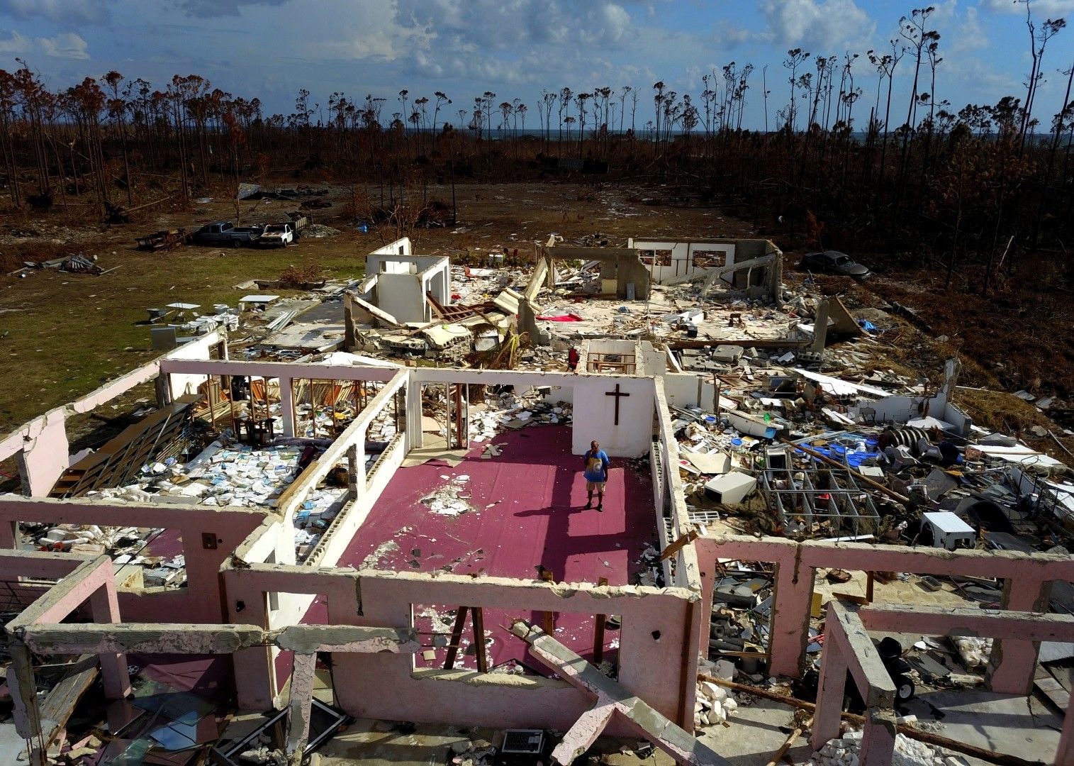 Пастор Йеремия Сондърс сред руините на неговата църква, която беше разрушена от урагана Дориан на Бахамските острови.