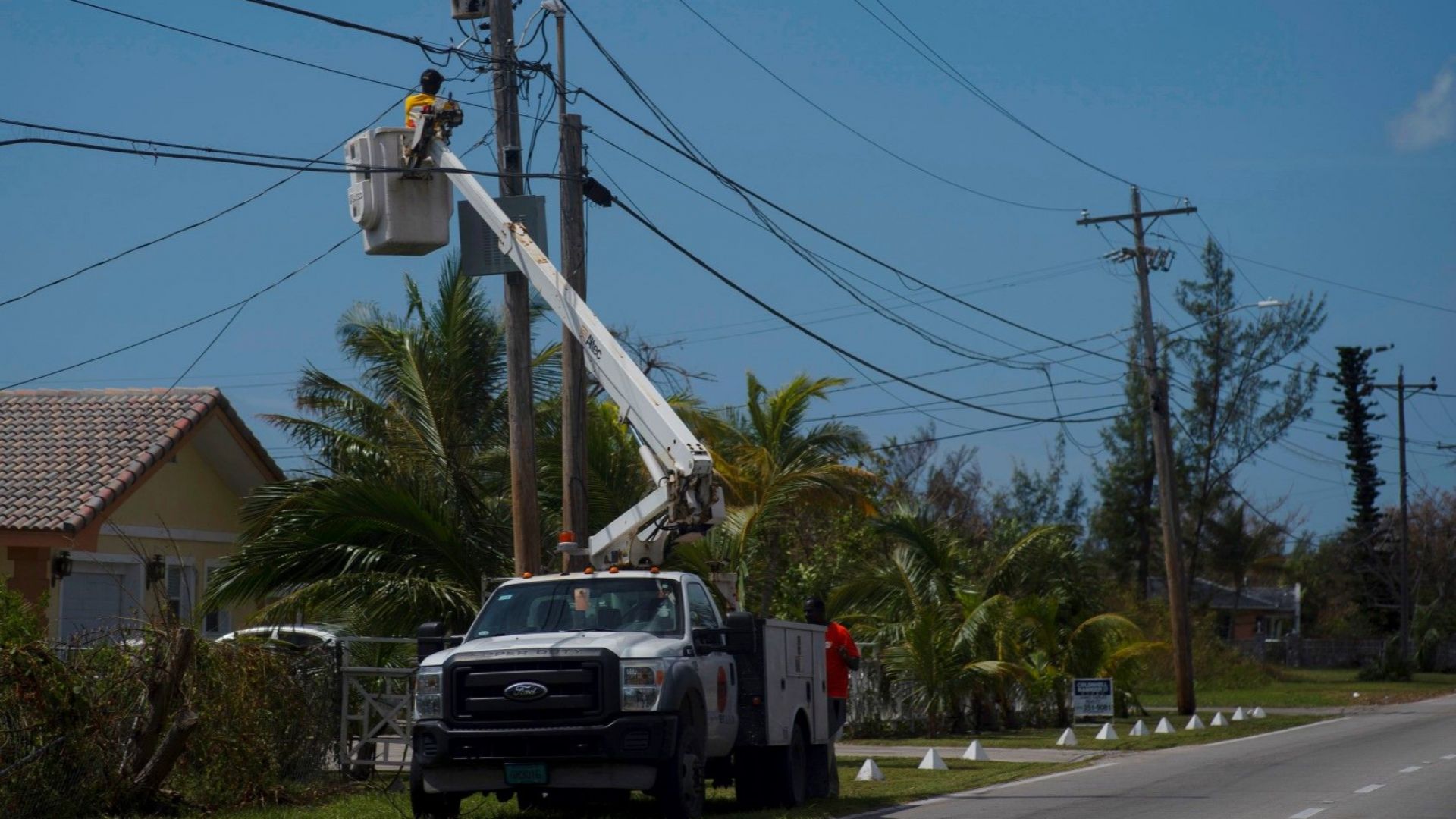 Възстановяват кабелната телевизия след преминаването на урагана Дориан на Бахамските острови.