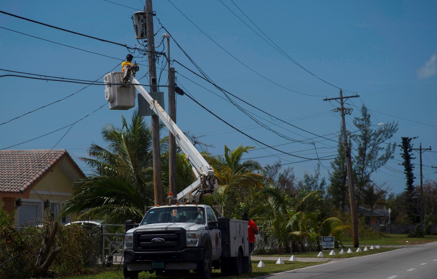 Възстановяват кабелната телевизия  след преминаването на урагана Дориан на Бахамските острови.
