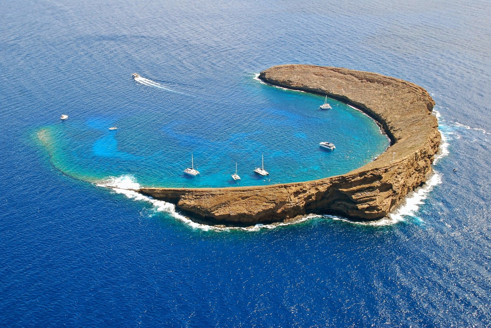 Скалистият остров Молокини в Хавай при по-внимателен поглед прилича на полумесец