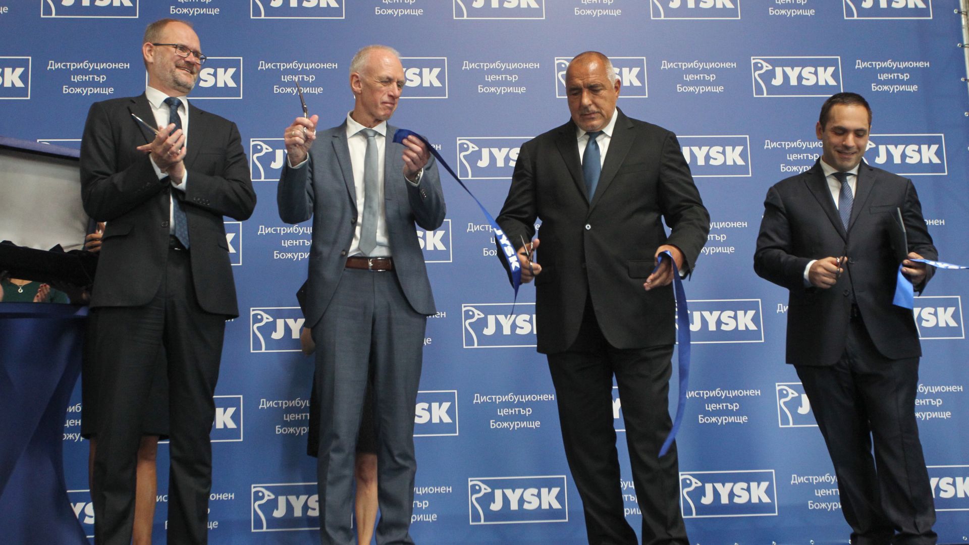 Посланикът на Дания (най-вляво) и премиерът на България прерязват лентата