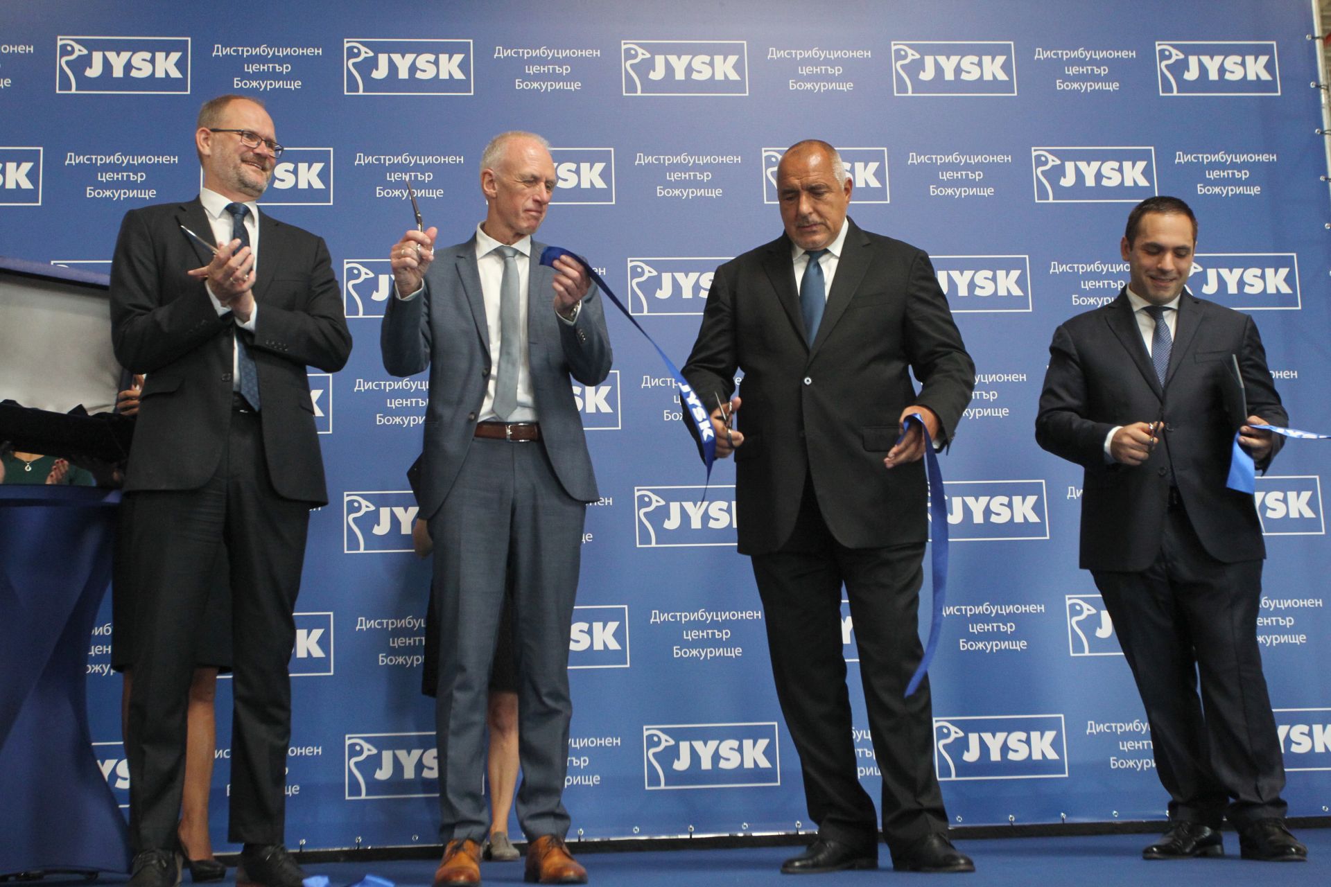 Посланикът на Дания (най-вляво) и премиерът на България прерязват лентата