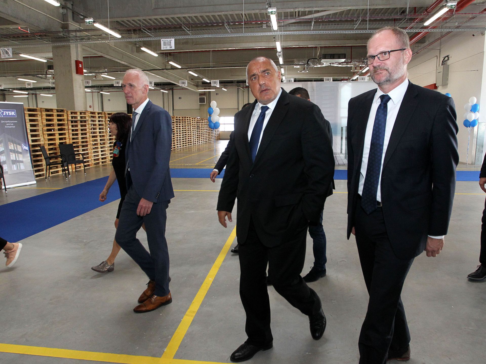 Борисов влиза в дистрибуционния център заедно с посланика на Дания у нас Сьорен Якобсен (вдясно)