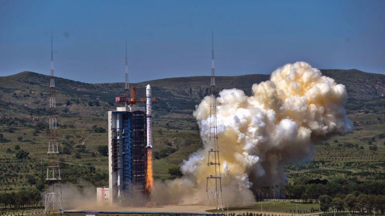 Китай стартира три космически мисии