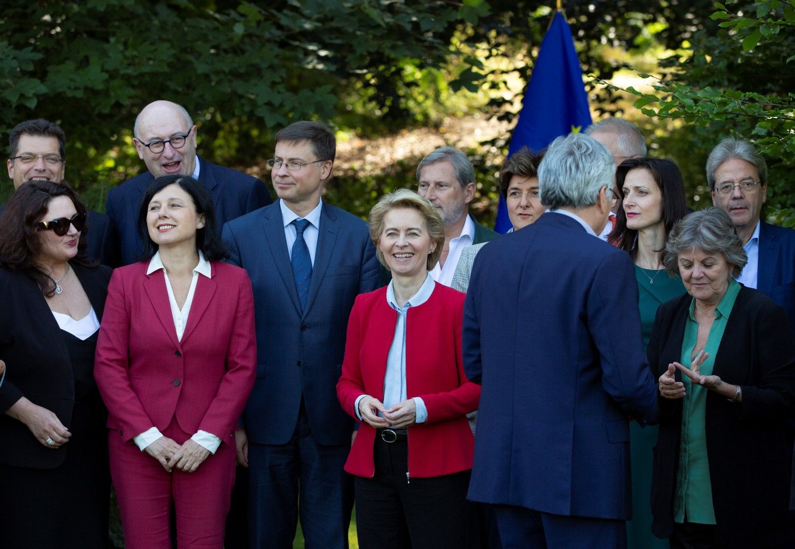 Урсула фон дер Лайен (в средата) заедно с новия състав на Европейската комисия, 12 септември