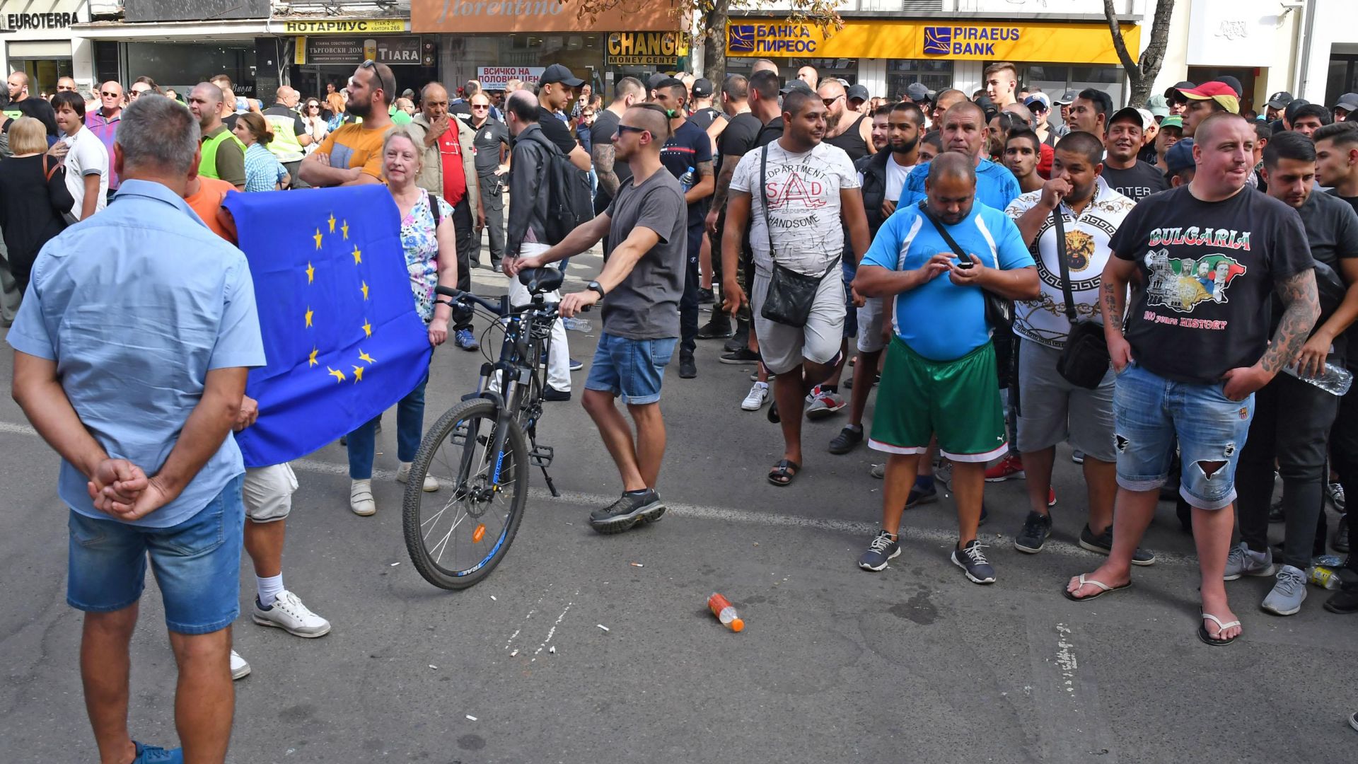 Две групи протестираха пред Съдебната палата днес Едната бе срещу