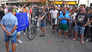 Две групи протестиращи се събраха пред Съдебната палата