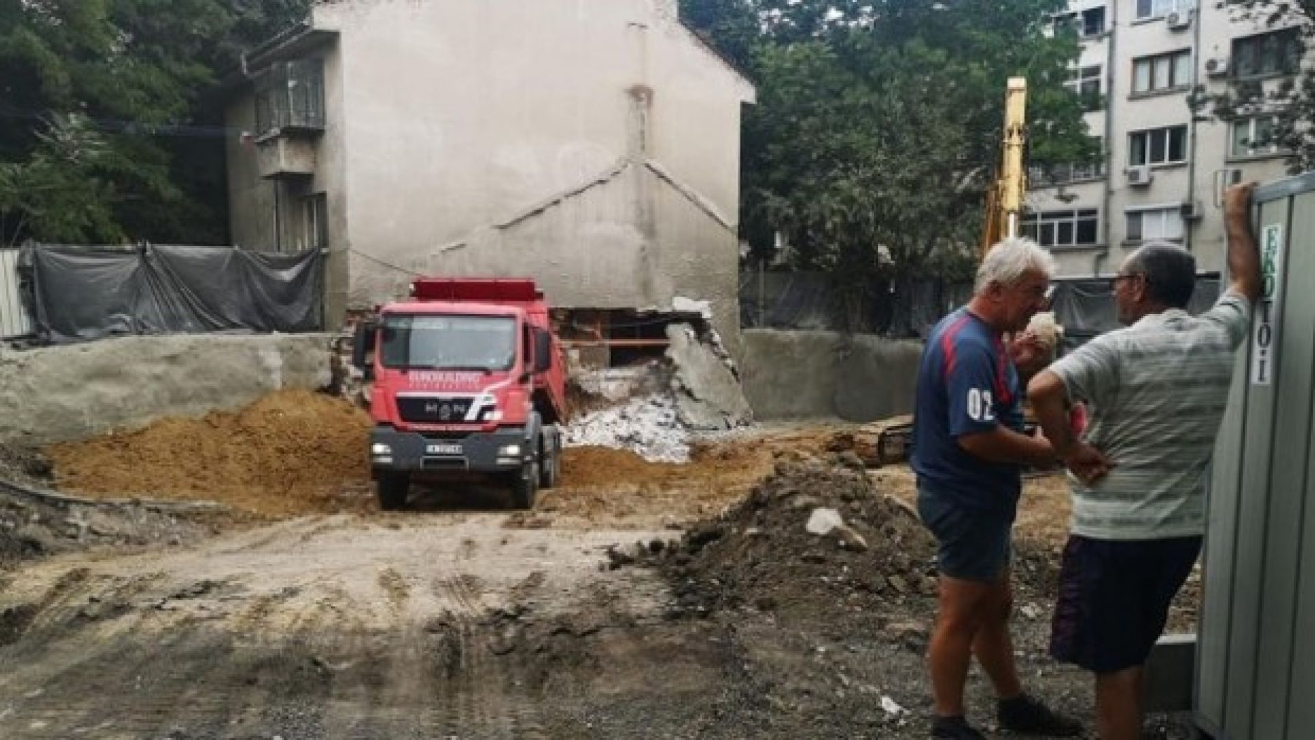 Партерна стена на жилищна сграда рухна в Бургас при изкопни