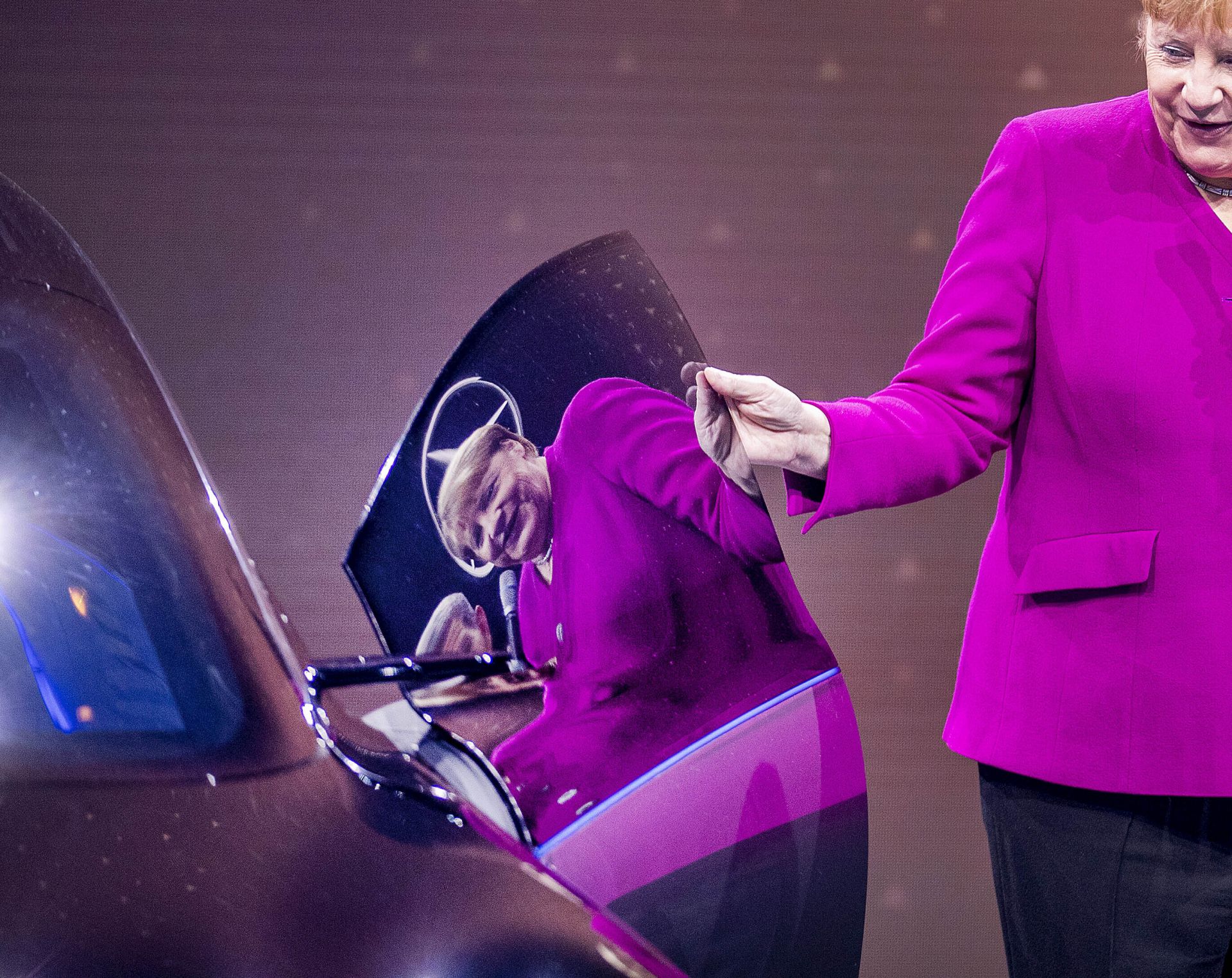 Меркел на автоизложението във Франкфурт