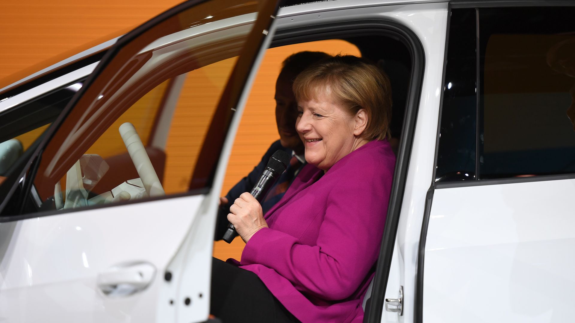 Екоактивист "атакува" Меркел на автоизложението във Франкфурт (снимки и видео)