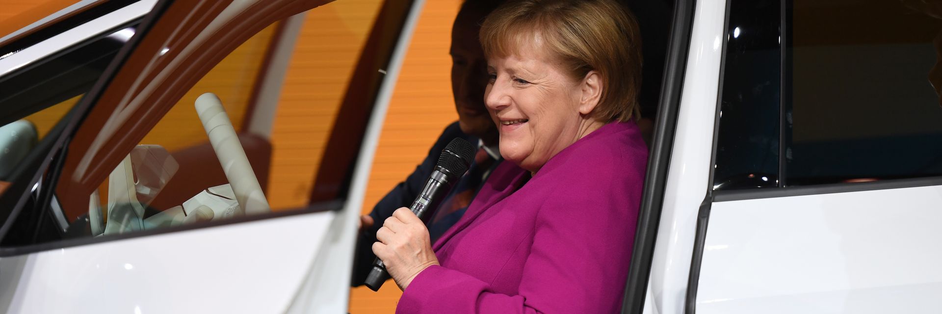 Екоактивист "атакува" Меркел на автоизложението във Франкфурт (снимки и видео)