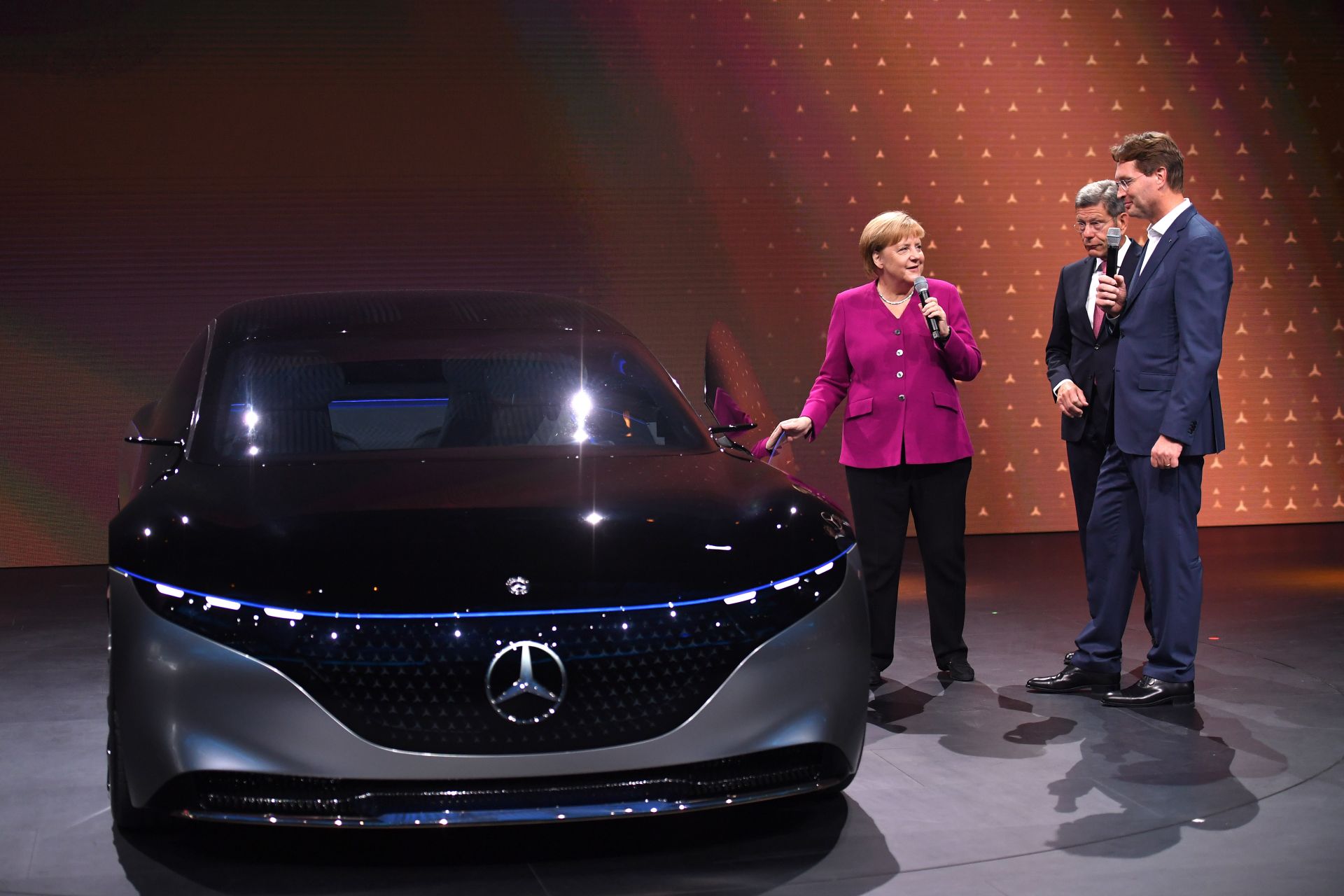  Меркел в новия електрически автомобил ID 3 на Фолксваген 