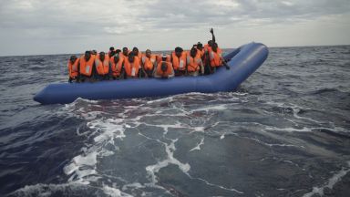 Най малко 45 мигранти са загинали след като претоварената им