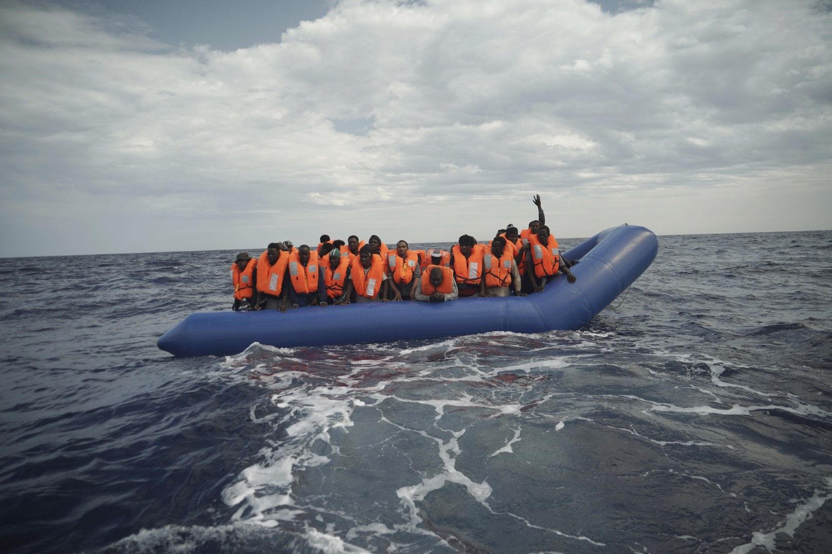 Мигранти се отдалечават от бреговете на Либия с надуваема лодка - на път към Европа , 8 септември
