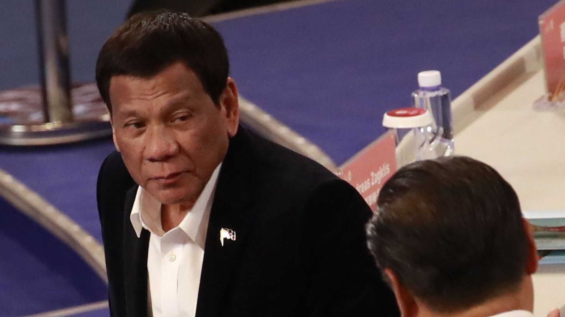 Президентът на Филипините Родриго Дутерте предложи на гражданите да стрелят