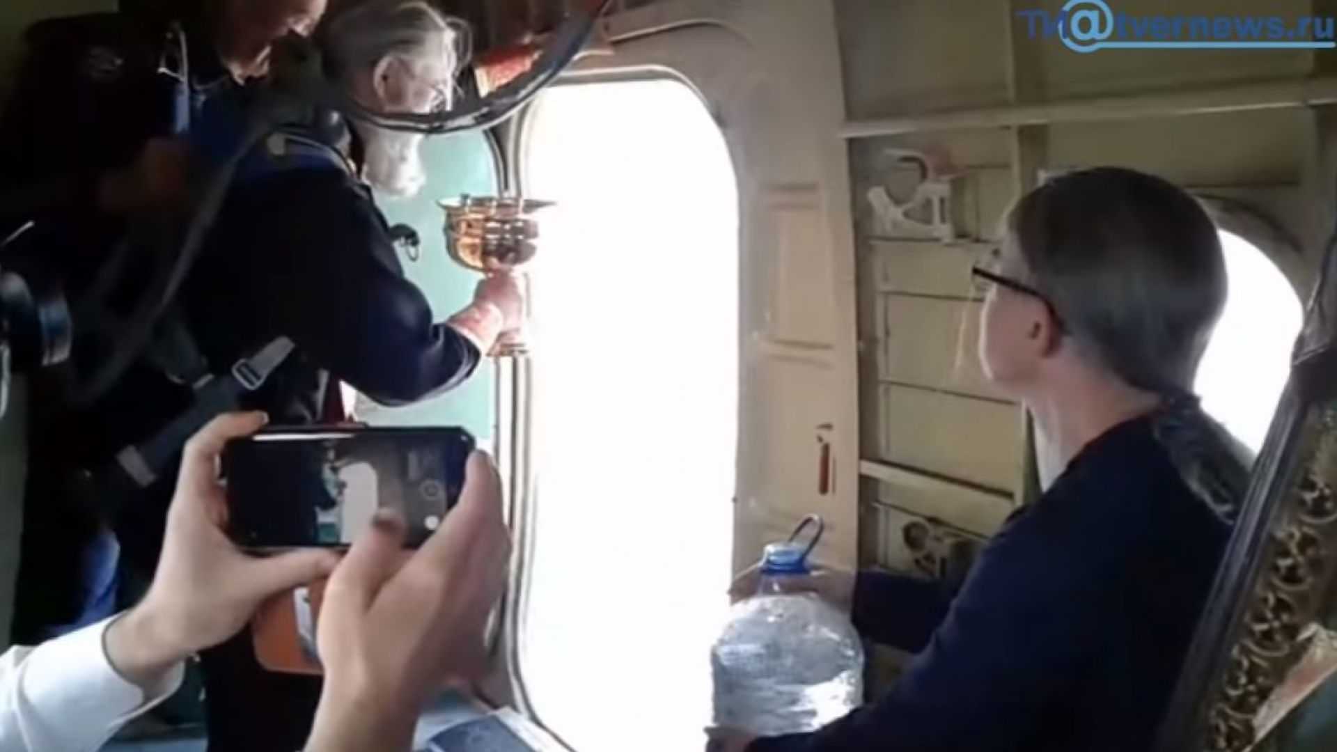Руски свещеници ръсиха светена вода от борда на самолет докато