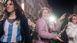 Феноменът Кумбия: Аржентинци бутат властта с танц заради бедност и мизерия 
